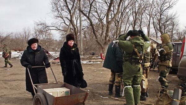 Жители Дебальцево и ополченцы Донецкой народной республики на востоке Украины