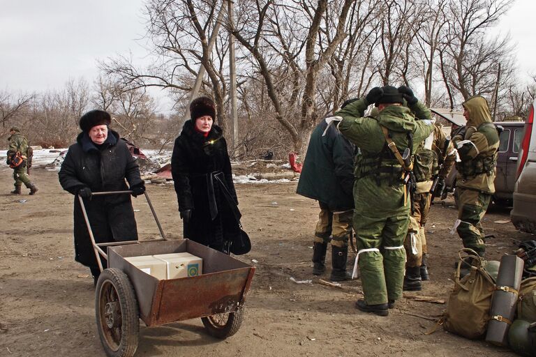Жители Дебальцево и ополченцы Донецкой народной республики на востоке Украины
