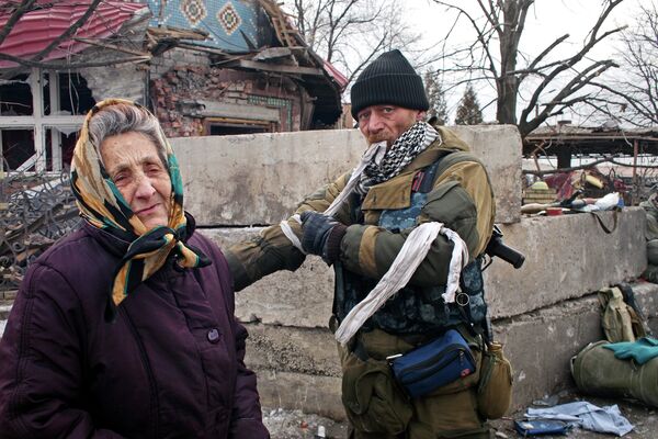 Жительница села Дебальцево и ополченец Донецкой народной республики