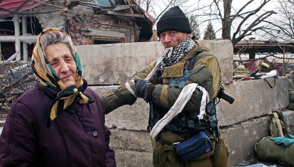 Жительница села Дебальцево и ополченец Донецкой народной республики