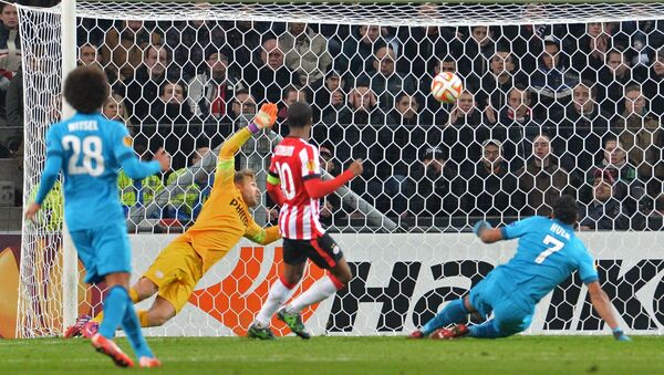 Игрок Зенита Халк забивает гол в ворота ПСВ в матче 1/16 финала Лиги Европы УЕФА 2014/15