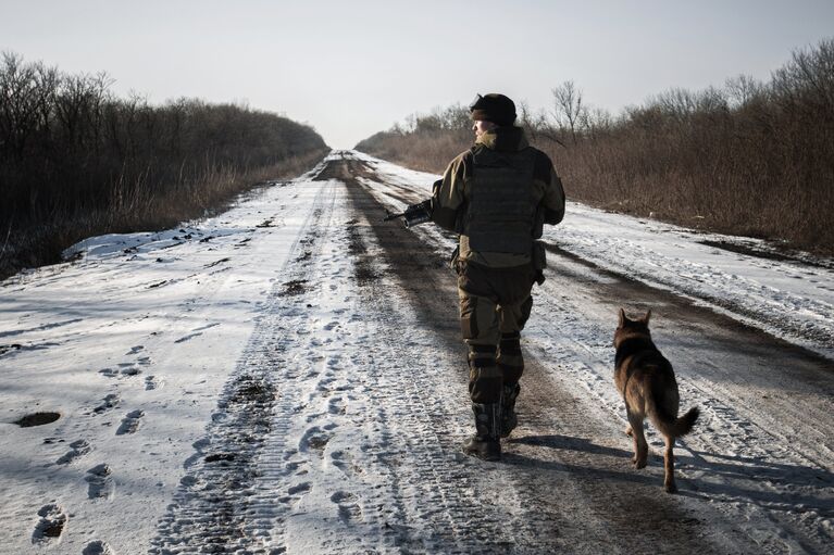 Ополченец Донецкой народной республики в окрестностях Дебальцево Донецкой области