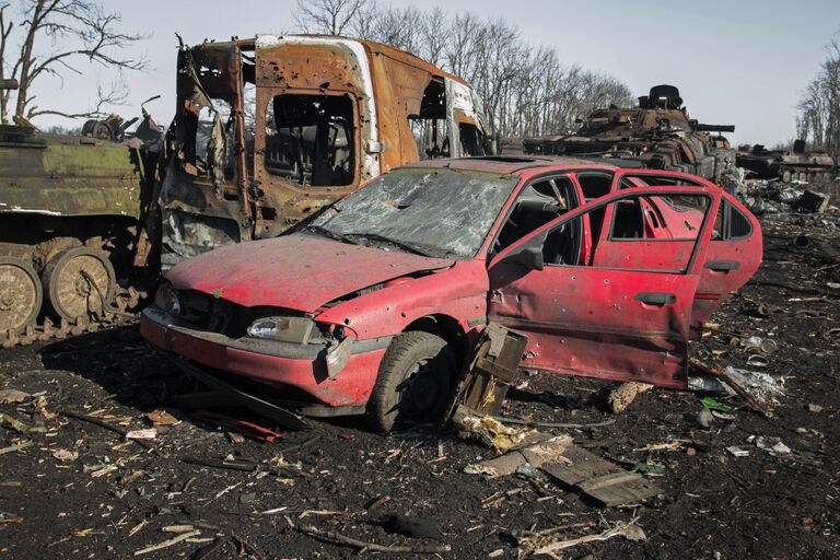 Поврежденный гражданский автотранспорт и военная техника в окрестностях Дебальцево Донецкой области