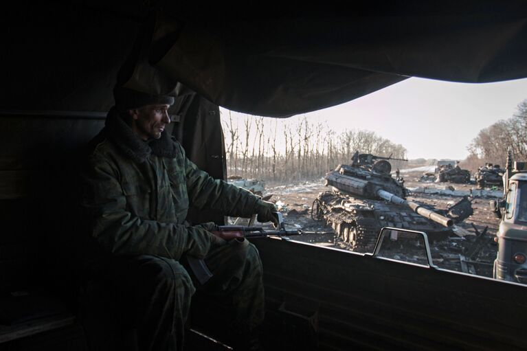 Ополченец Донецкой народной республики в окрестностях Дебальцево Донецкой области