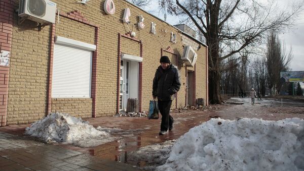 Пострадавший в результате обстрела магазин на улице 50 лет обороны Луганска. Архивное фото