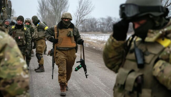 Украинские военные, покинувшие Дебальцево, на дороге в окрестностях Артемовска 19 февраля 2015