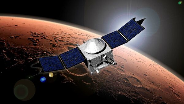 Марсианский зонд MAVEN на орбите красной планеты в представлении художника