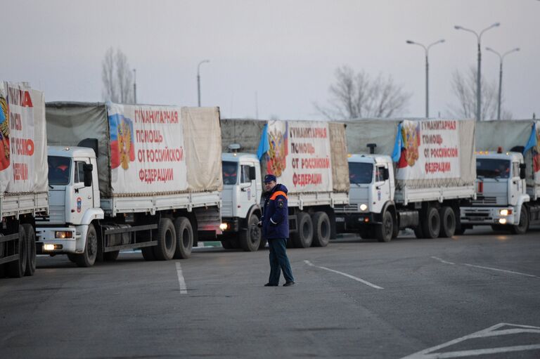 Грузовые автомобили с российской гуманитарной помощью для жителей Донбасса на КПП Донецк