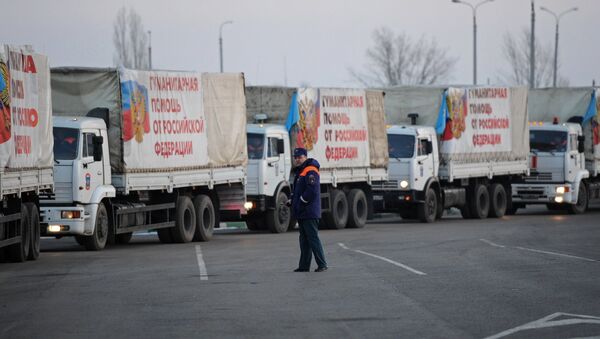 Грузовые автомобили с российской гуманитарной помощью для жителей Донбасса на КПП Донецк