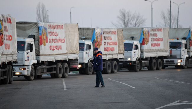 Грузовые автомобили с российской гуманитарной помощью для жителей Донбасса на КПП Донецк. Архивное фото