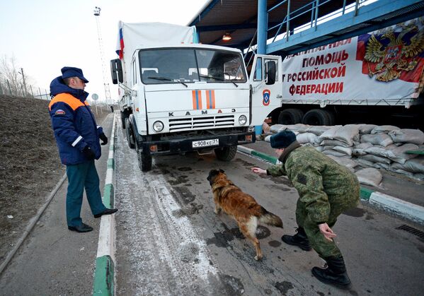 Грузовой автомобиль с российской гуманитарной помощью для жителей Донбасса на КПП Донецк в Ростовской области