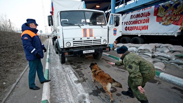 Грузовой автомобиль с российской гуманитарной помощью для жителей Донбасса на КПП Донецк в Ростовской области