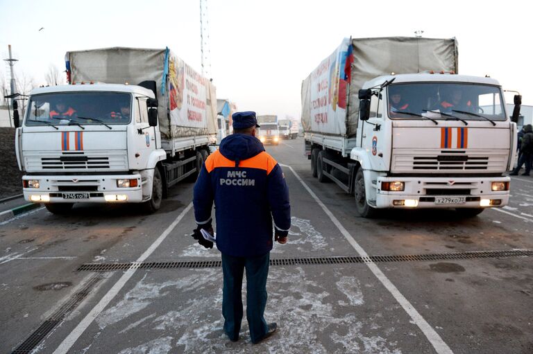 Грузовые автомобили с российской гуманитарной помощью для жителей Донбасса на КПП Донецк