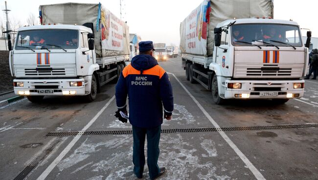 Грузовые автомобили с российской гуманитарной помощью для жителей Донбасса на КПП Донецк