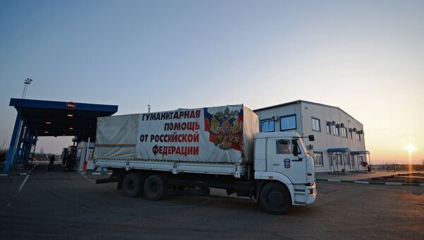 Грузовой автомобиль с российской гуманитарной помощью для жителей Донбасса на КПП Донецк
