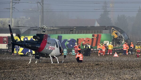 Спасатели и полиция на месте столкновения поездов возле станции Рафц, Швейцария