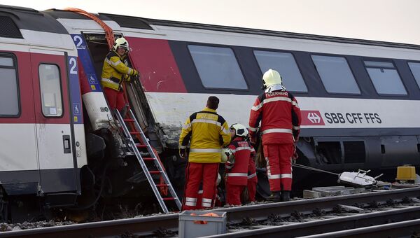 Спасатели на месте столкновения поездов возле станции Рафц, Швейцария