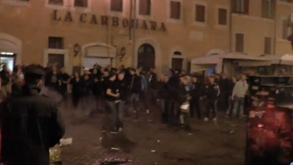 Голландские футбольные фанаты забросали пустыми бутылками площадь в Риме