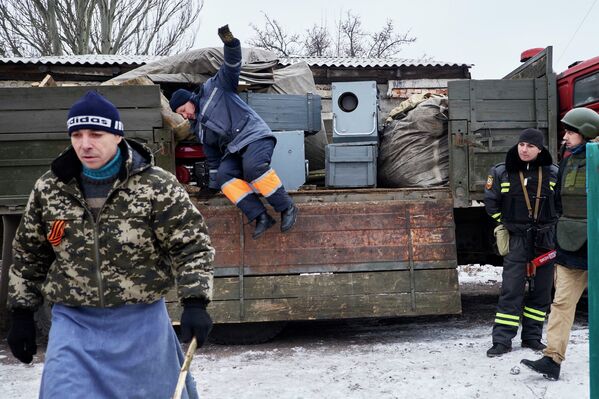 Сотрудники МЧС ДНР разворачивают мобильный пункт помощи населению в Углегорске