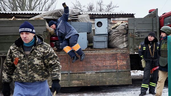 Сотрудники МЧС ДНР разворачивают мобильный пункт помощи населению в Углегорске