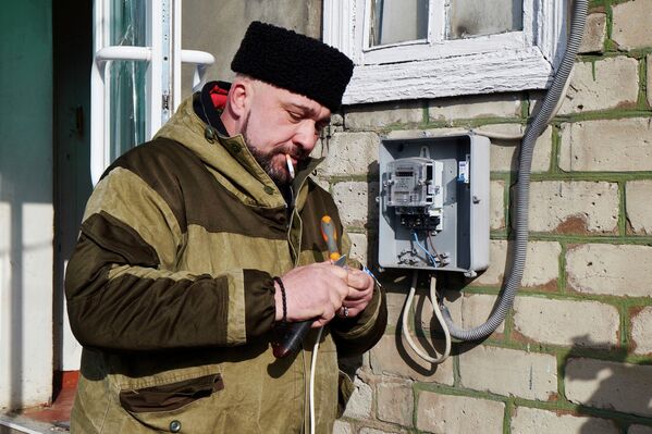 Казак-ополченец возле мобильного пункта помощи населению, организованного МЧС ДНР