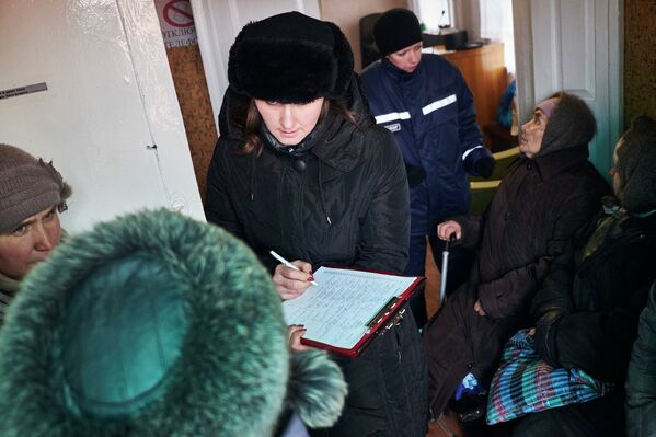 Сотрудники МЧС ДНР беседуют с местными жителями в мобильном пункте помощи населению в Углегорске