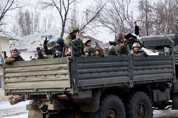 Ополченцы возле мобильного пункта помощи населению в Углегорске, организованного МЧС ДНР