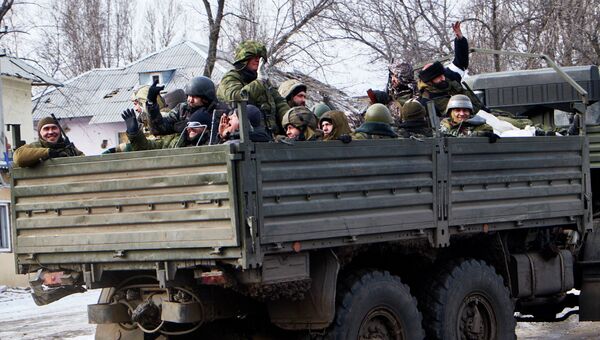 Ополченцы возле мобильного пункта помощи населению в Углегорске. Архивное фото