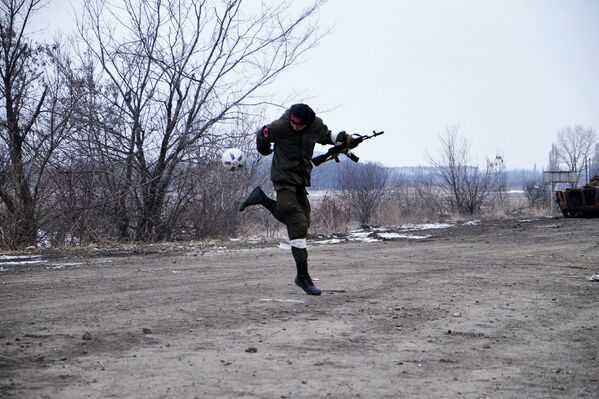 Ополченец возле мобильного пункта помощи населению в Углегорске, организованного МЧС ДНР