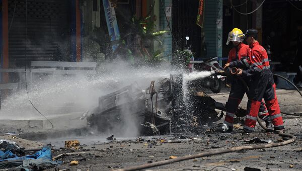 Пожарные работают на месте взрыва заминированного автомобиля в провинции Наративат, Тайланда