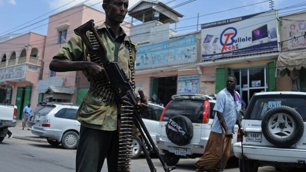 Солдат правительственных войск Сомали патрулирует одну из улиц Могадишо