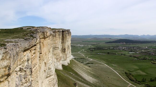 Вид на Белую скалу в Белогорском районе Крыма. Архивное фото