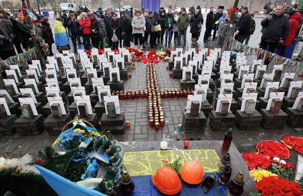 Люди вспоминают жертв событий на площади Независимости в Киеве