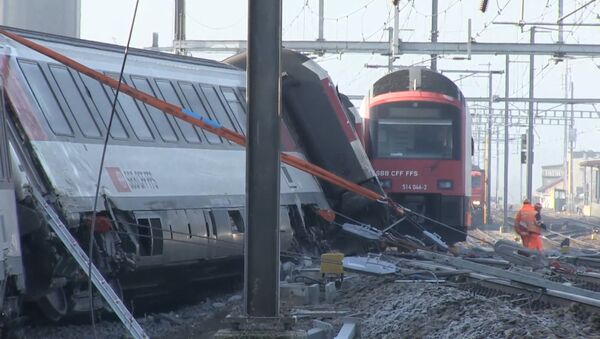 Два пассажирских поезда столкнулись в Швейцарии. Кадры с места ЧП