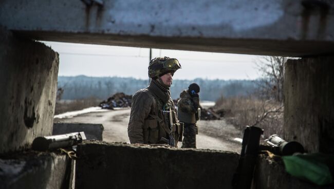 Украинские военные на блок-посту в Донбассе, архивное фото