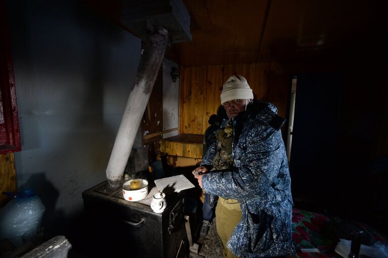 Командир роты ополченцев Луганской народной республики (ЛНР) с позывным Боцман отдыхает перед боевым выходом в Чернухино