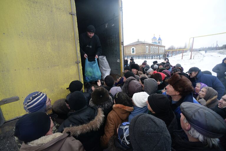 Жители Чернухино получают гуманитарную помощь, которую привезли ополченцы Луганской народной республики (ЛНР)