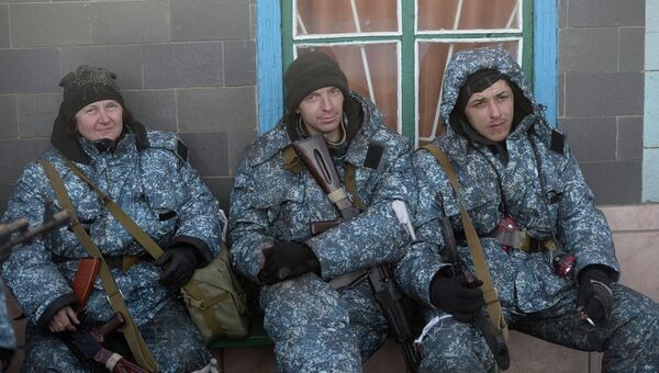 Ополченцы Луганской народной республики (ЛНР) отдыхают перед боевым выходом в Чернухино. Архивное фото