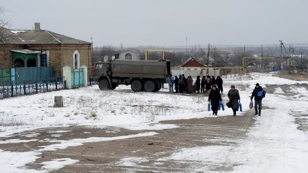 Раздача гуманитарной помощи жителям Чернухино, которую привезли ополченцы Луганской народной республики. Архивное фото
