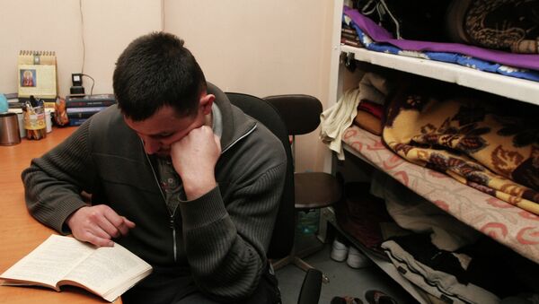 Украинский военнопленный читает книгу в месте временного содержания в Донецке. Архивное фото