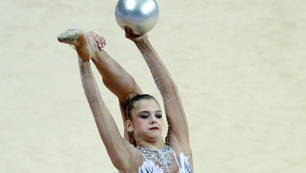 Александра Солдатова (Россия) выполняет упражнения с мячом на этапе Гран-при по художественной гимнастике в Москве
