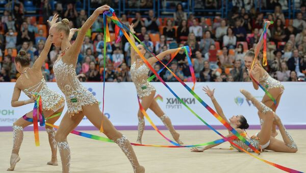 Гимнастки сборной России выполняют групповые упражнения с пятью лентами на турнире Гран-при по художественной гимнастике в Москве