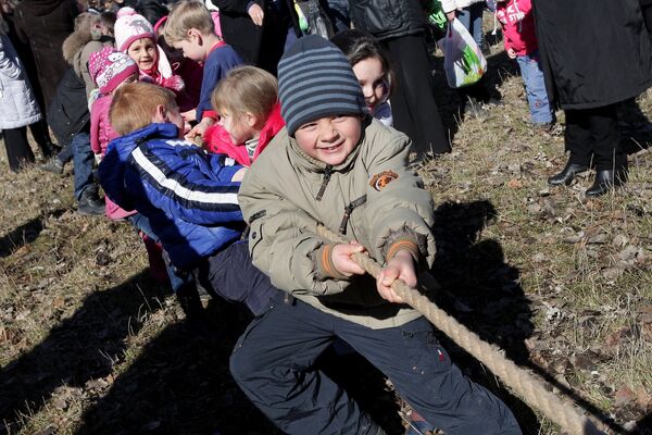 Дети участвуют в конкурсе во время Масленичных гуляний в Симферополе