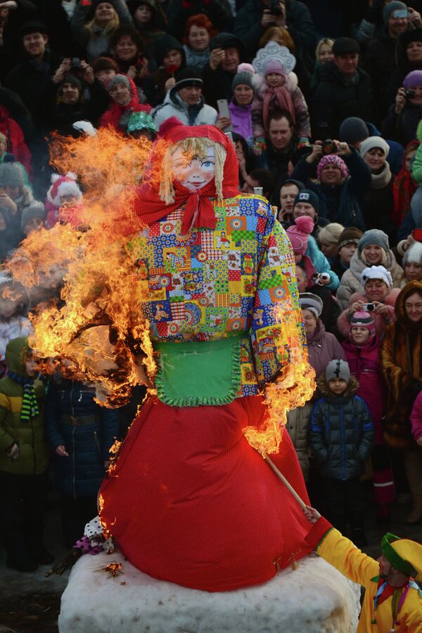 Сжигание чучела зимы на праздновании Масленицы в Суздале