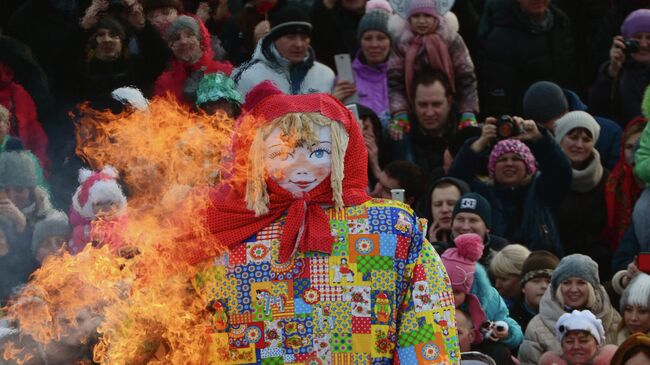 Сжигание чучела зимы на праздновании Масленицы. Архивное фото