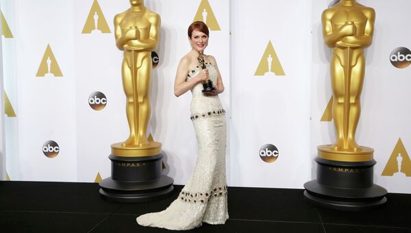 Джулианна Мур позирует с Оскаром на церемонии вручения премии в Голливуде