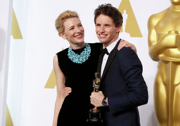 Эдди Редмэйн и Кейт Бланшетт на церемонии вручения премии Оскар в Голливуде