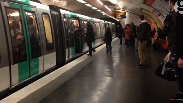 Кадр из видео, запечатлевшего болельщиков Челси в парижском метро