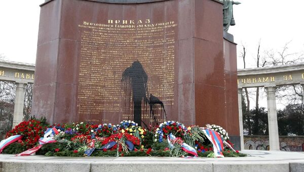 Оскверненный памятник Советскому воину-освободителю в Вене