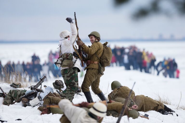 Участники военно-исторической реконструкции событий января 1944 года Разведка. Келломякский берег в поселке Комарово Ленинградской области